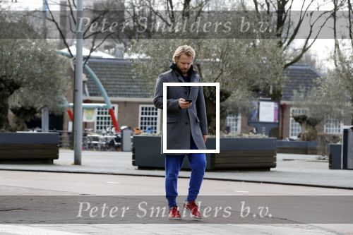 Amsterdam 3 april 2018
Thijs Romer met telefoon op straat
