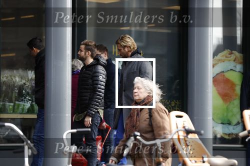 Amsterdam 3 april 2018
Thijs Romer met telefoon op straat