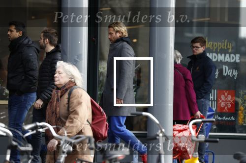 Amsterdam 3 april 2018
Thijs Romer met telefoon op straat