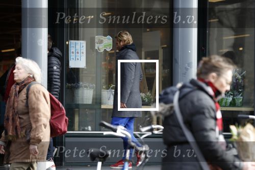 Amsterdam 3 april 2018
Thijs Romer met telefoon op straat
