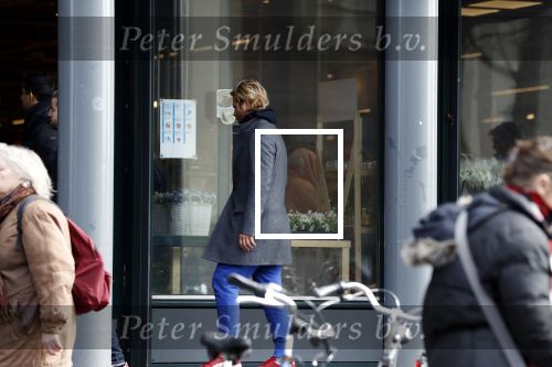 Amsterdam 3 april 2018
Thijs Romer met telefoon op straat