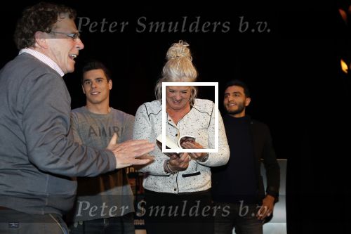 Rotterdam 19 maart 2018
Boekpresentatie Willem v Hanegem in het oude Luxor.
Willem reikt de deerste drie boeken uit aan zijn dochter Alies zoon Boy en Soufiane Touzani