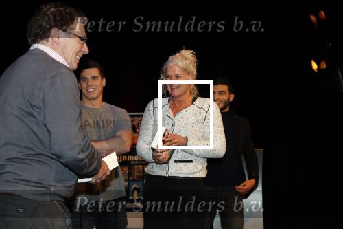 Rotterdam 19 maart 2018
Boekpresentatie Willem v Hanegem in het oude Luxor.
Willem reikt de deerste drie boeken uit aan zijn dochter Alies zoon Boy en Soufiane Touzani