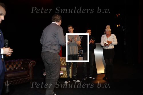 Rotterdam 19 maart 2018
Boekpresentatie Willem v Hanegem in het oude Luxor.
Willem reikt de deerste drie boeken uit aan zijn dochter Alies zoon Boy en Soufiane Touzani