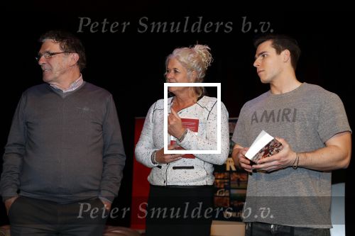 Rotterdam 19 maart 2018
Boekpresentatie Willem v Hanegem in het oude Luxor.
Willem reikt de deerste drie boeken uit aan zijn dochter Alies zoon Boy en Soufiane Touzani