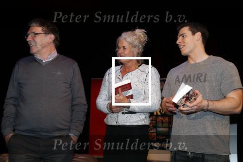 Rotterdam 19 maart 2018
Boekpresentatie Willem v Hanegem in het oude Luxor.
Willem reikt de deerste drie boeken uit aan zijn dochter Alies zoon Boy en Soufiane Touzani