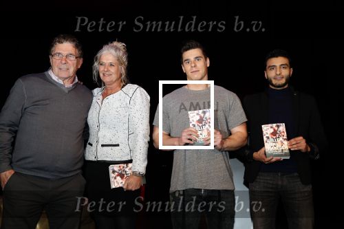 Rotterdam 19 maart 2018
Boekpresentatie Willem v Hanegem in het oude Luxor.
Willem reikt de deerste drie boeken uit aan zijn dochter Alies zoon Boy en Soufiane Touzani