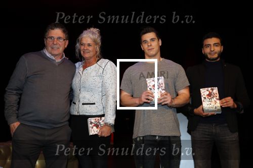 Rotterdam 19 maart 2018
Boekpresentatie Willem v Hanegem in het oude Luxor.
Willem reikt de deerste drie boeken uit aan zijn dochter Alies zoon Boy en Soufiane Touzani