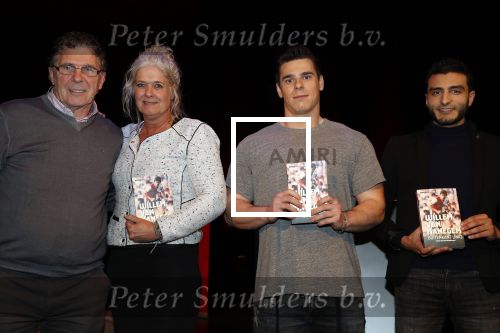 Rotterdam 19 maart 2018
Boekpresentatie Willem v Hanegem in het oude Luxor.
Willem reikt de deerste drie boeken uit aan zijn dochter Alies zoon Boy en Soufiane Touzani