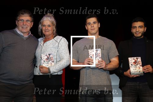 Rotterdam 19 maart 2018
Boekpresentatie Willem v Hanegem in het oude Luxor.
Willem reikt de deerste drie boeken uit aan zijn dochter Alies zoon Boy en Soufiane Touzani