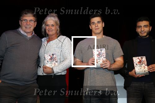 Rotterdam 19 maart 2018
Boekpresentatie Willem v Hanegem in het oude Luxor.
Willem reikt de deerste drie boeken uit aan zijn dochter Alies zoon Boy en Soufiane Touzani