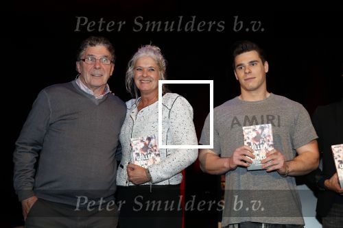 Rotterdam 19 maart 2018
Boekpresentatie Willem v Hanegem in het oude Luxor.
Willem reikt de deerste drie boeken uit aan zijn dochter Alies zoon Boy en Soufiane Touzani