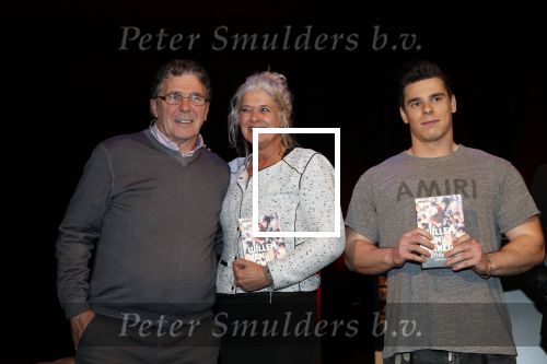Rotterdam 19 maart 2018
Boekpresentatie Willem v Hanegem in het oude Luxor.
Willem reikt de deerste drie boeken uit aan zijn dochter Alies zoon Boy en Soufiane Touzani