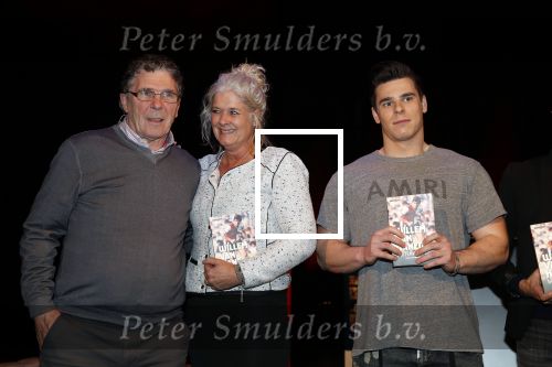 Rotterdam 19 maart 2018
Boekpresentatie Willem v Hanegem in het oude Luxor.
Willem reikt de deerste drie boeken uit aan zijn dochter Alies zoon Boy en Soufiane Touzani