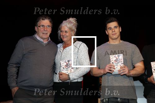 Rotterdam 19 maart 2018
Boekpresentatie Willem v Hanegem in het oude Luxor.
Willem reikt de deerste drie boeken uit aan zijn dochter Alies zoon Boy en Soufiane Touzani