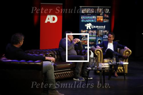 Rotterdam 19 maart 2018
Boekpresentatie Willem v Hanegem in het oude Luxor.
Willem reikt de deerste drie boeken uit aan zijn dochter Alies zoon Boy en Soufiane Touzani. Links naast Willem Frans v d Nieuwenhof