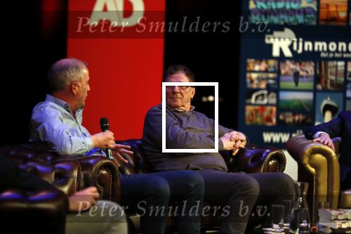 Rotterdam 19 maart 2018
Boekpresentatie Willem v Hanegem in het oude Luxor.
Willem reikt de deerste drie boeken uit aan zijn dochter Alies zoon Boy en Soufiane Touzani. Links naast Willem Frans v d Nieuwenhof