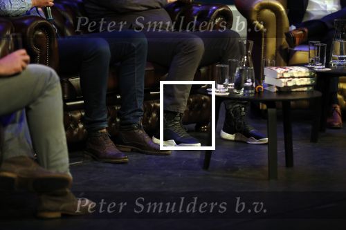 Rotterdam 19 maart 2018
Boekpresentatie Willem v Hanegem in het oude Luxor.
Willem reikt de deerste drie boeken uit aan zijn dochter Alies zoon Boy en Soufiane Touzani