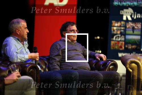 Rotterdam 19 maart 2018
Boekpresentatie Willem v Hanegem in het oude Luxor.
Willem reikt de deerste drie boeken uit aan zijn dochter Alies zoon Boy en Soufiane Touzani. Links naast Willem Frans v d Nieuwenhof