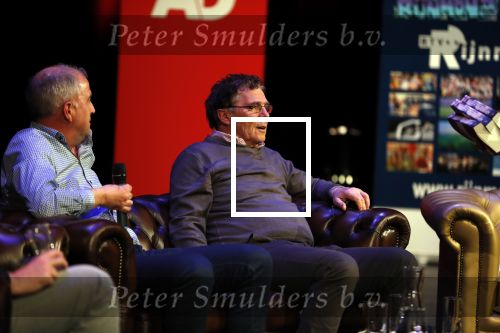 Rotterdam 19 maart 2018
Boekpresentatie Willem v Hanegem in het oude Luxor.
Willem reikt de deerste drie boeken uit aan zijn dochter Alies zoon Boy en Soufiane Touzani. Links naast Willem Frans v d Nieuwenhof