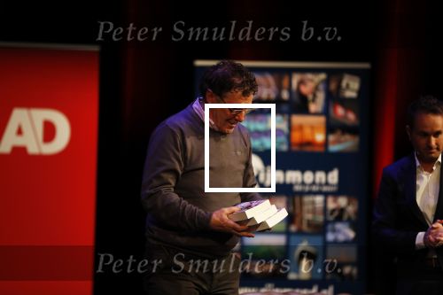 Rotterdam 19 maart 2018
Boekpresentatie Willem v Hanegem in het oude Luxor.
Willem reikt de deerste drie boeken uit aan zijn dochter Alies zoon Boy en Soufiane Touzani