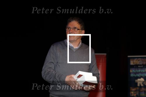Rotterdam 19 maart 2018
Boekpresentatie Willem v Hanegem in het oude Luxor.
Willem reikt de deerste drie boeken uit aan zijn dochter Alies zoon Boy en Soufiane Touzani