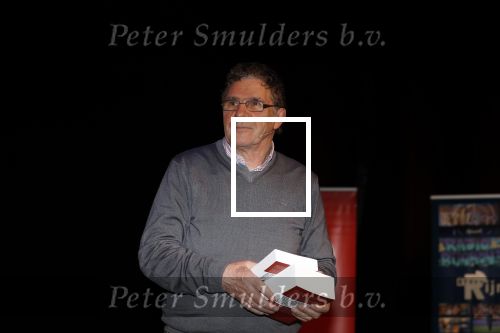 Rotterdam 19 maart 2018
Boekpresentatie Willem v Hanegem in het oude Luxor.
Willem reikt de deerste drie boeken uit aan zijn dochter Alies zoon Boy en Soufiane Touzani