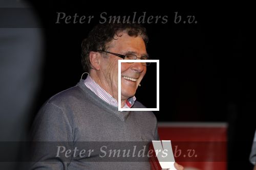 Rotterdam 19 maart 2018
Boekpresentatie Willem v Hanegem in het oude Luxor.
Willem reikt de deerste drie boeken uit aan zijn dochter Alies zoon Boy en Soufiane Touzani