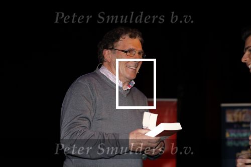 Rotterdam 19 maart 2018
Boekpresentatie Willem v Hanegem in het oude Luxor.
Willem reikt de deerste drie boeken uit aan zijn dochter Alies zoon Boy en Soufiane Touzani
