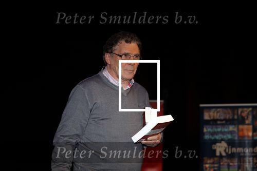Rotterdam 19 maart 2018
Boekpresentatie Willem v Hanegem in het oude Luxor.
Willem reikt de deerste drie boeken uit aan zijn dochter Alies zoon Boy en Soufiane Touzani