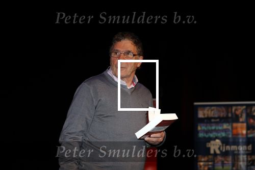 Rotterdam 19 maart 2018
Boekpresentatie Willem v Hanegem in het oude Luxor.
Willem reikt de deerste drie boeken uit aan zijn dochter Alies zoon Boy en Soufiane Touzani