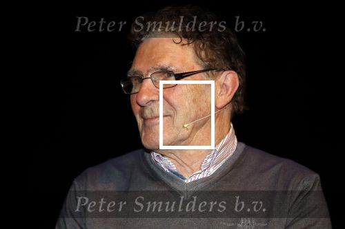 Rotterdam 19 maart 2018
Boekpresentatie Willem v Hanegem in het oude Luxor.
Willem reikt de deerste drie boeken uit aan zijn dochter Alies zoon Boy en Soufiane Touzani