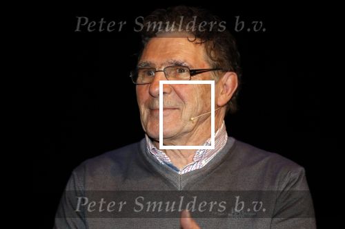 Rotterdam 19 maart 2018
Boekpresentatie Willem v Hanegem in het oude Luxor.
Willem reikt de deerste drie boeken uit aan zijn dochter Alies zoon Boy en Soufiane Touzani