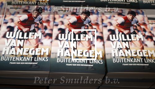 Rotterdam 19 maart 2018
Boekpresentatie Willem v Hanegem in het oude Luxor.
Willem reikt de deerste drie boeken uit aan zijn dochter Alies zoon Boy en Soufiane Touzani. Het boek is geschreven door Frans v d Nieuwenhof