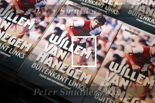 Rotterdam 19 maart 2018
Boekpresentatie Willem v Hanegem in het oude Luxor.
Willem reikt de deerste drie boeken uit aan zijn dochter Alies zoon Boy en Soufiane Touzani. Het boek is geschreven door Frans v d Nieuwenhof