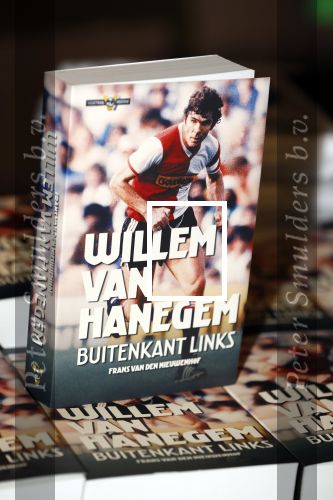 Rotterdam 19 maart 2018
Boekpresentatie Willem v Hanegem in het oude Luxor.
Willem reikt de deerste drie boeken uit aan zijn dochter Alies zoon Boy en Soufiane Touzani. Het boek is geschreven door Frans v d Nieuwenhof