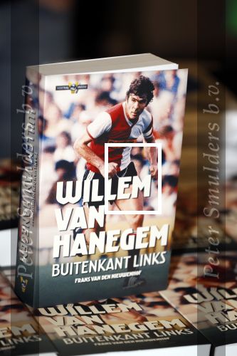 Rotterdam 19 maart 2018
Boekpresentatie Willem v Hanegem in het oude Luxor.
Willem reikt de deerste drie boeken uit aan zijn dochter Alies zoon Boy en Soufiane Touzani. Het boek is geschreven door Frans v d Nieuwenhof