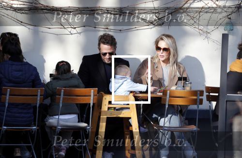 Amsterdam 24 maart 2019
Chantal Janzen en haar man Marco Geeratz en hun kinderen op terras en Amsterdam zuid.