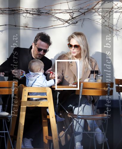 Amsterdam 24 maart 2019
Chantal Janzen en haar man Marco Geeratz en hun kinderen op terras en Amsterdam zuid.