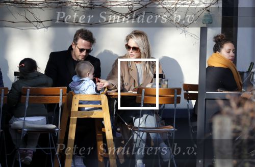 Amsterdam 24 maart 2019
Chantal Janzen en haar man Marco Geeratz en hun kinderen op terras en Amsterdam zuid.