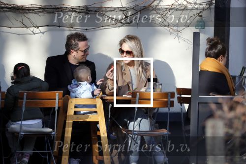 Amsterdam 24 maart 2019
Chantal Janzen en haar man Marco Geeratz en hun kinderen op terras en Amsterdam zuid.