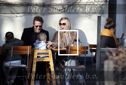 Amsterdam 24 maart 2019
Chantal Janzen en haar man Marco Geeratz en hun kinderen op terras en Amsterdam zuid.