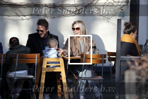 Amsterdam 24 maart 2019
Chantal Janzen en haar man Marco Geeratz en hun kinderen op terras en Amsterdam zuid.
