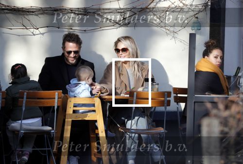 Amsterdam 24 maart 2019
Chantal Janzen en haar man Marco Geeratz en hun kinderen op terras en Amsterdam zuid.