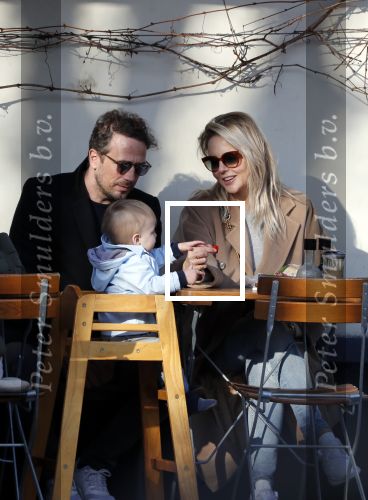 Amsterdam 24 maart 2019
Chantal Janzen en haar man Marco Geeratz en hun kinderen op terras en Amsterdam zuid.