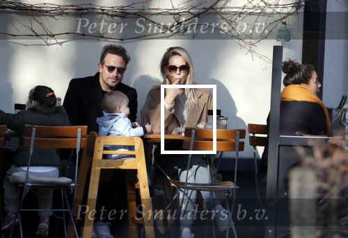 Amsterdam 24 maart 2019
Chantal Janzen en haar man Marco Geeratz en hun kinderen op terras en Amsterdam zuid.