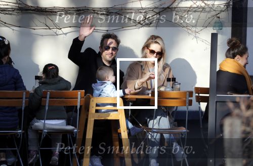 Amsterdam 24 maart 2019
Chantal Janzen en haar man Marco Geeratz en hun kinderen op terras en Amsterdam zuid.