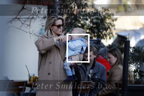 Amsterdam 24 maart 2019
Chantal Janzen en haar man Marco Geeratz en hun kinderen op terras en Amsterdam zuid.
