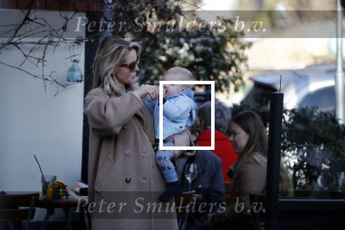 Amsterdam 24 maart 2019
Chantal Janzen en haar man Marco Geeratz en hun kinderen op terras en Amsterdam zuid.