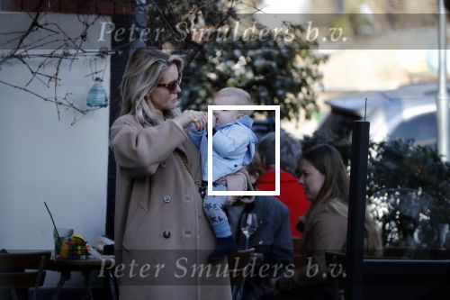 Amsterdam 24 maart 2019
Chantal Janzen en haar man Marco Geeratz en hun kinderen op terras en Amsterdam zuid.